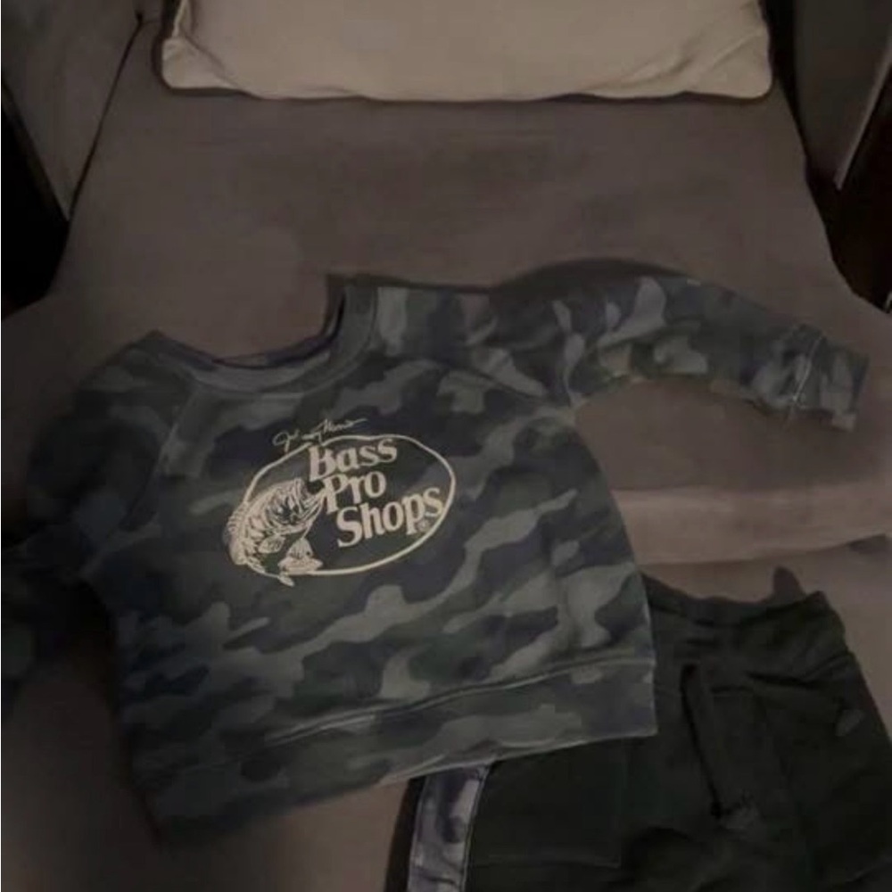 Bass Pro Shops Green Camouflage Cropped Sweatshirt with Logo